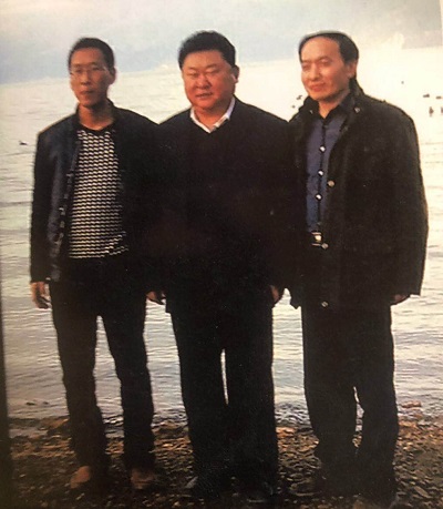 李兰勤（中）泸沽湖留影，左右为公司宣传部人员